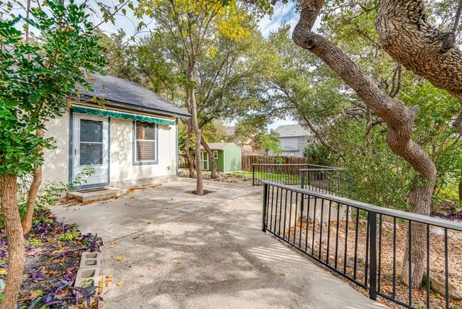 Building Photo - Recently Rehabbed Spacious Two Story in Convenient and Popular Huntington Place