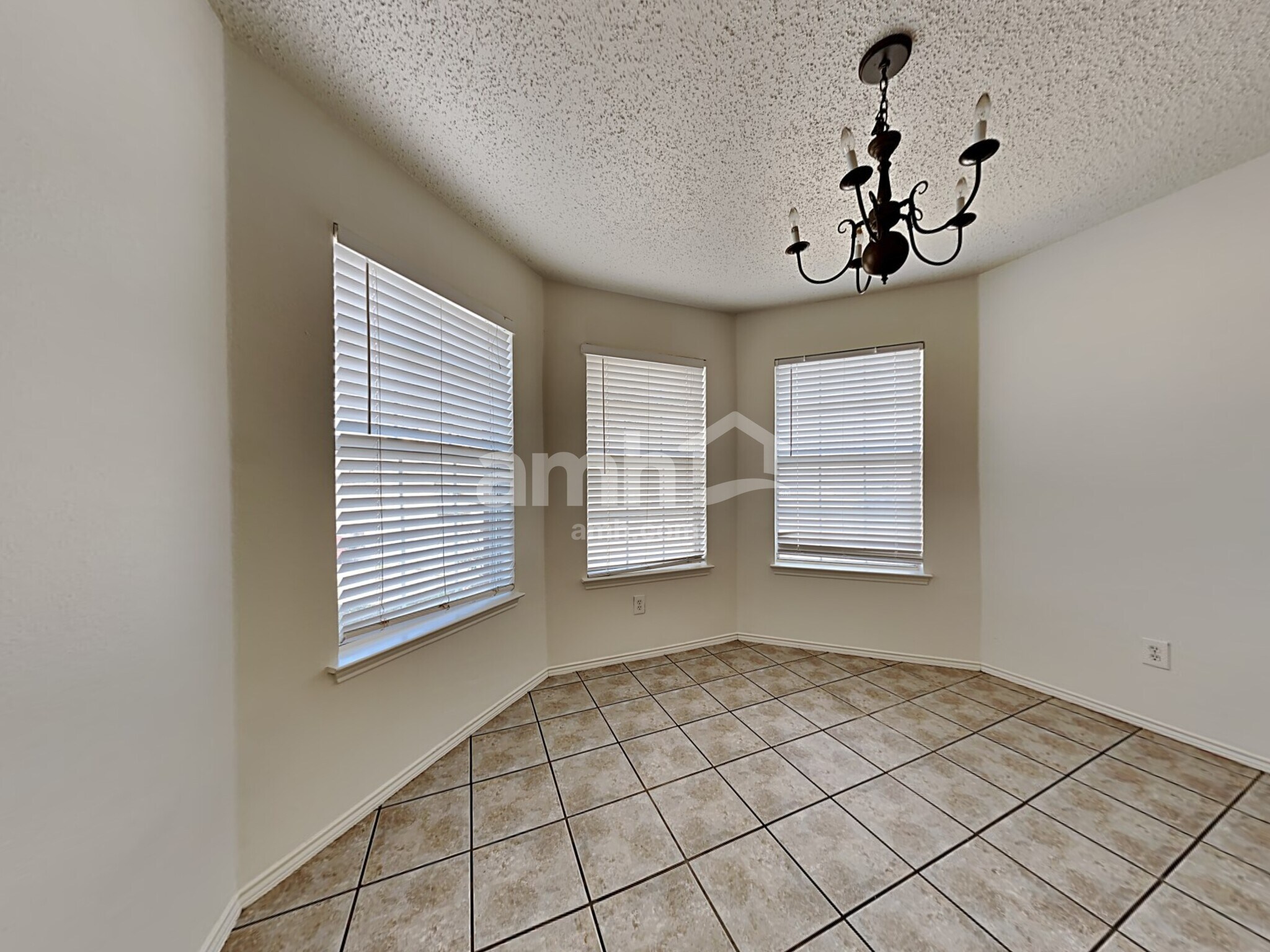Building Photo - 816 Meadowlark Dr