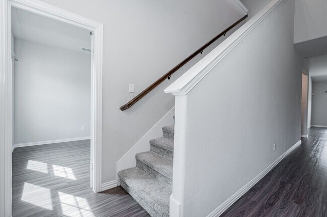 Building Photo - Stunning 3-bedroom, 2.5-bathroom with office.