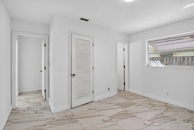 Building Photo - 5731 NE 17th Terrace