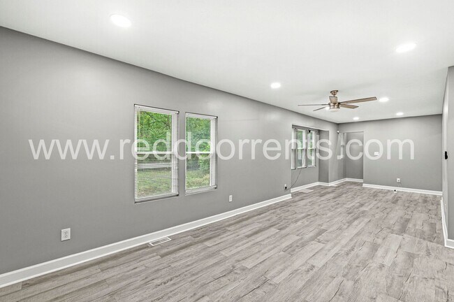 Building Photo - Spacious 3-Bed, 2-Bath Home | 1,590 Sq Ft ...