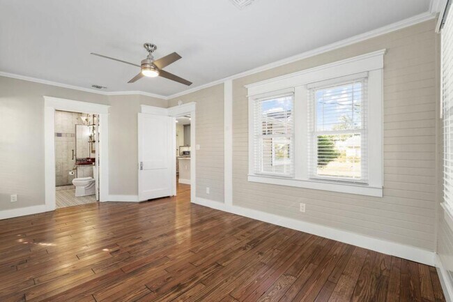 Building Photo - 342 N Cove Blvd