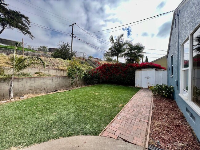 Building Photo - Stunning 2B/2BA house available w/ Large B...