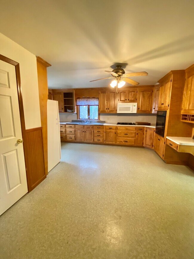 Building Photo - Peaceful Country Living - 4 BR / 3BA