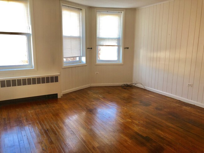Building Photo - 3444 Chestnut Ave