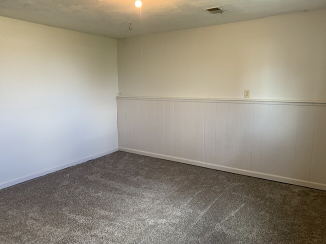 Building Photo - 800 Vassar Cir