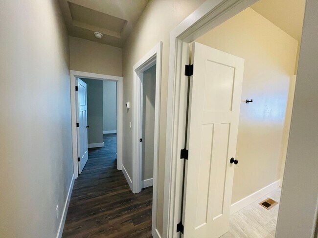 Building Photo - 3 bed 2 bath 1 car garage townhouse in Sou...