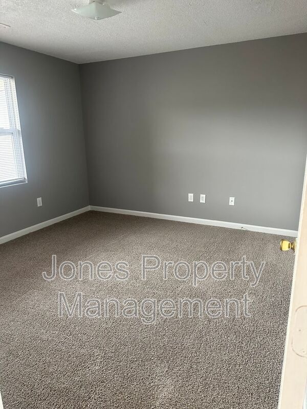 Building Photo - 307 Country Club Dr NE