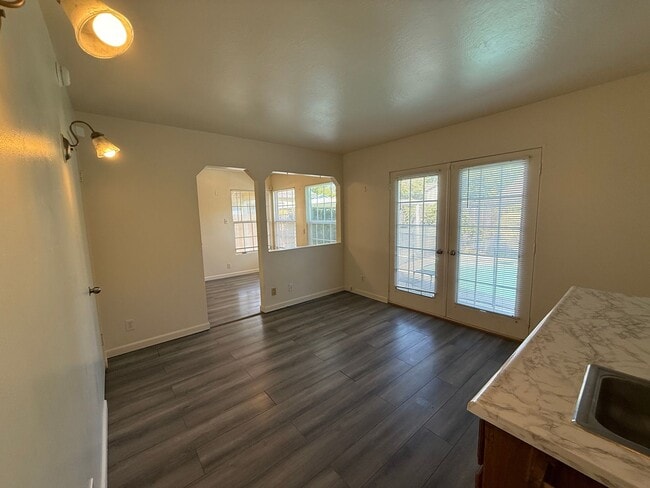 Building Photo - Cozy 2 bedroom 1 bathroom with pool!