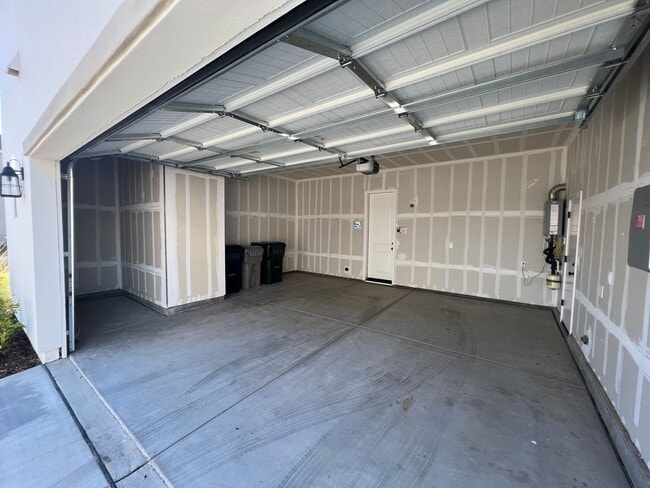 Building Photo - 4 Bed / 3 Bath | Crocker Village Home Available Now