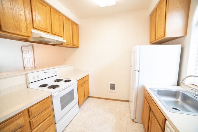 Building Photo - Oversized Townhouse in Prime Location!
