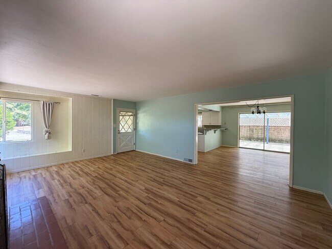 Building Photo - Large Ranch-Style Home in Vista