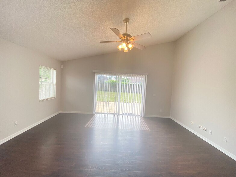 Building Photo - Ready to Move in!! Must See! Lake Mary Com...