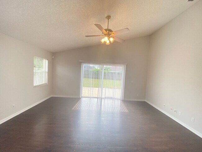 Building Photo - Lake Mary!  Ready to Move in!! Spacious 4/...
