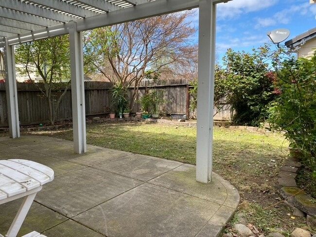 Building Photo - Spacious 3 bedroom, 2.5 bath home in  Gate...