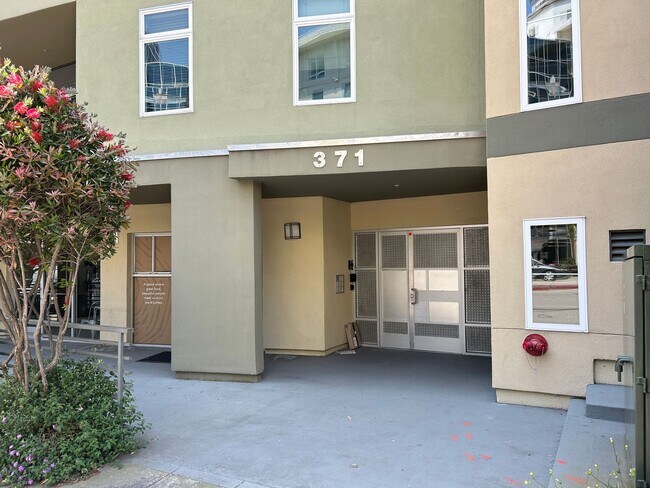 Building Photo - 371 30th St