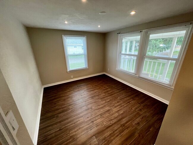 Building Photo - 3329 E 32nd Ave