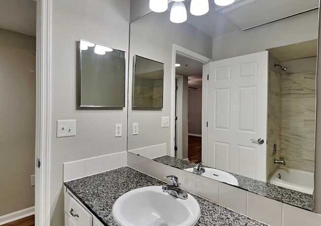 Building Photo - 725 Crest Pines Dr