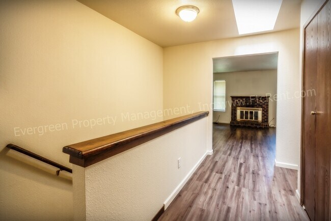 Building Photo - 904-906 Camelot Ct.