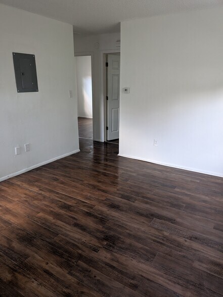 Building Photo - 1902 Park Manor Dr