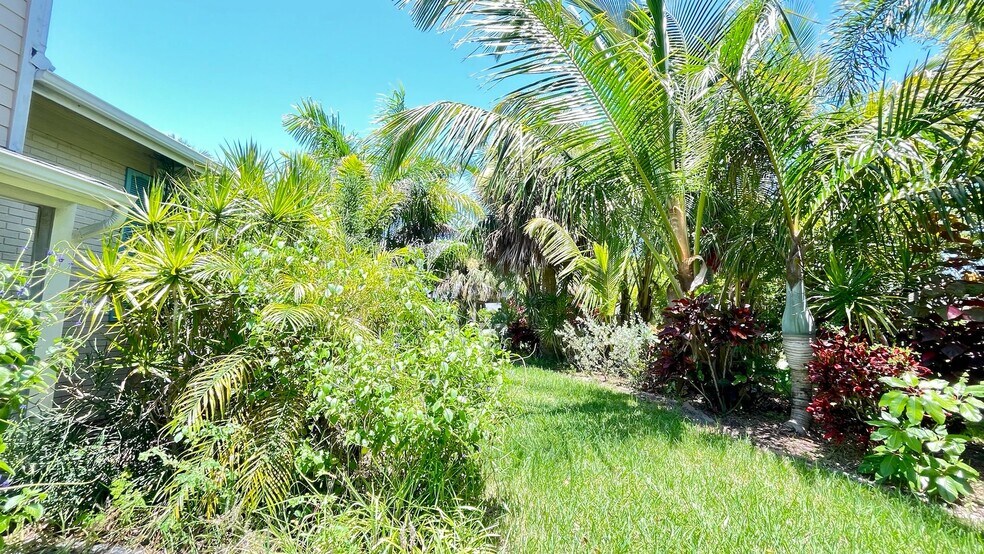 Building Photo - 2025 S Ocean Dr