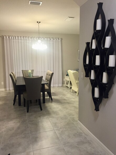 Building Photo - 4845 Maple Park St