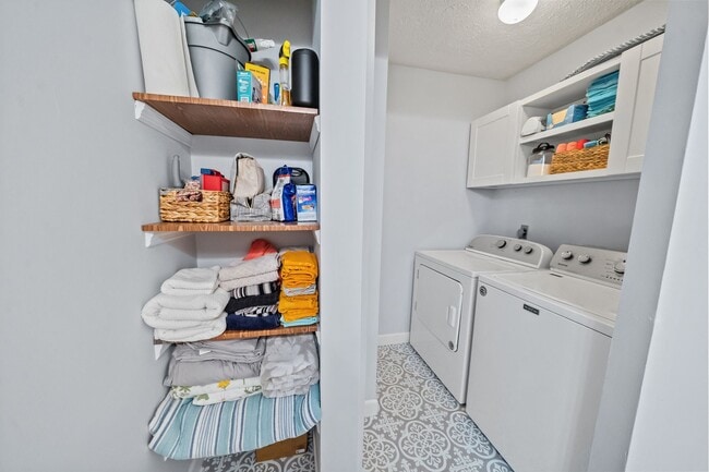 Building Photo - Whitemarsh Island Gem - Charming 3-Bedroom Home on a Corner Lot in Battery Point