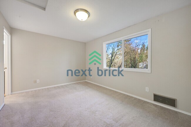 Building Photo - A Cozy 3 Bedroom and 2.5 Bathroom Property