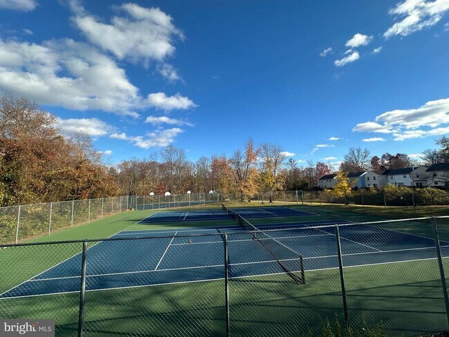 Building Photo - 11445 Deepwood Dr