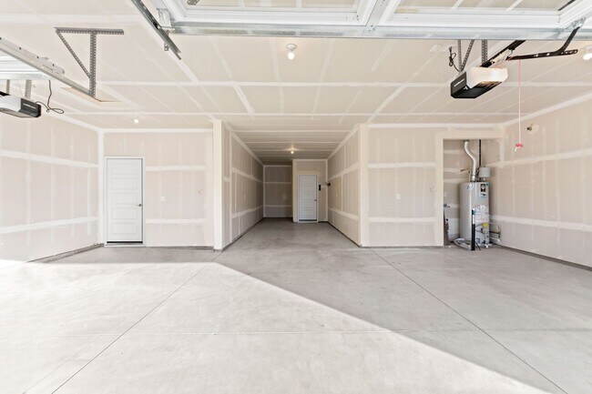 Building Photo - 5 Bedroom 2.5 Bath FOUR CAR GARAGE Eagle, ...