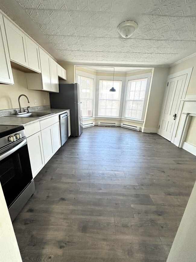 Building Photo - 565 White Mountain Hwy