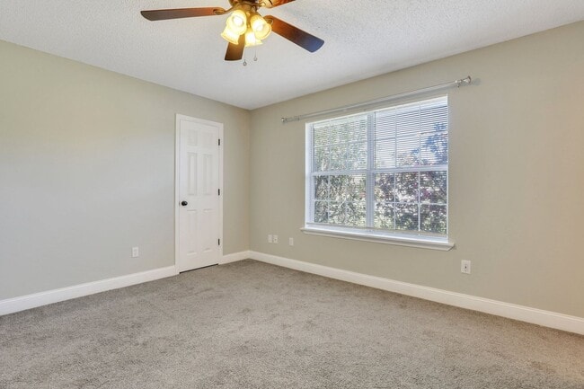 Building Photo - AVAILABLE EARLY OCTOBER [DOG FRIENDLY]