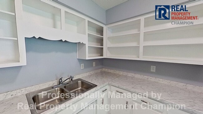 Building Photo - Charming 2 BD/1 BA Bungalow with Fenced Backyard