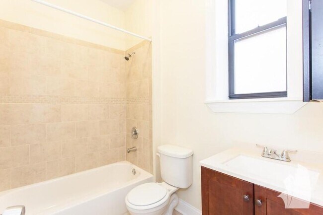 Building Photo - 2 bedroom in Chicago IL 60610