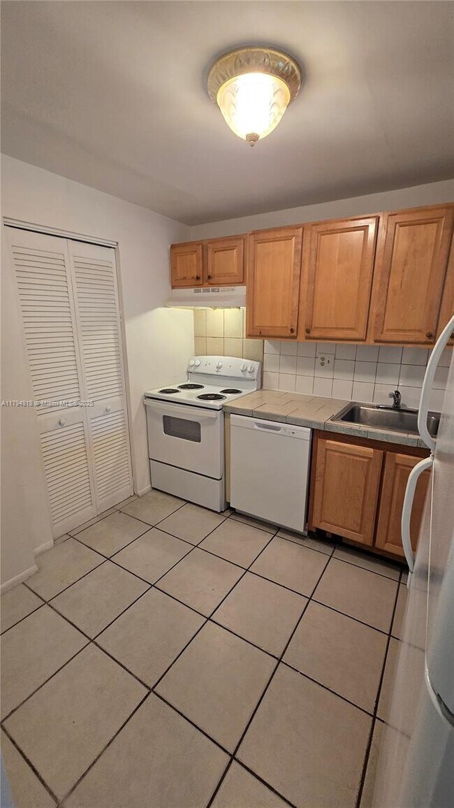 Building Photo - 7801 S Colony Cir