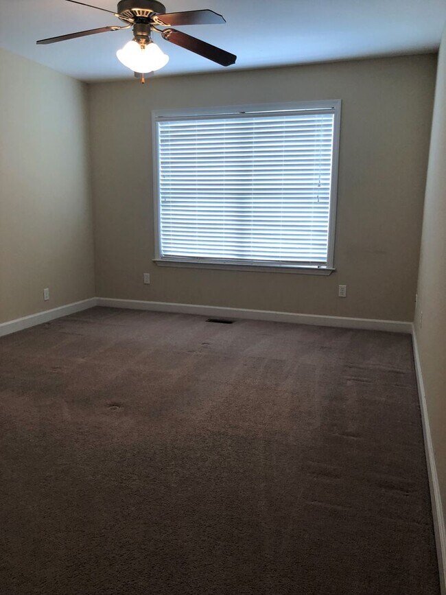 Building Photo - Eagle Landing Subdivision - Community Pool/Clubhouse Amenities!