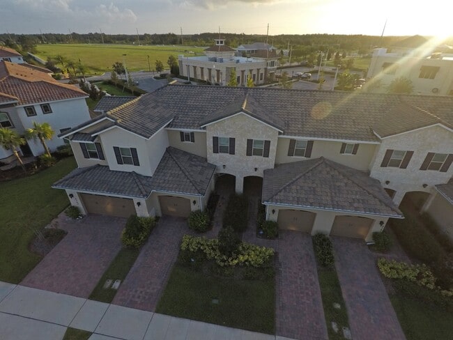 Building Photo - Two story Townhouse 2-bedroom, 2.5 bath in Eagle Creek of Lake Nona
