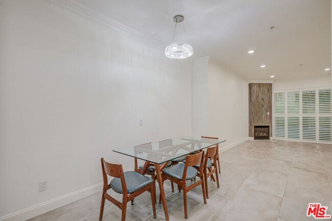 Building Photo - 1444 S Point View St