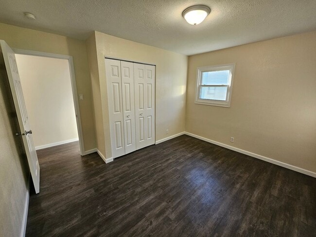 Building Photo - 3 bed, 1 bath, fully renovated.