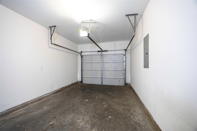 Building Photo - 2027 Longmire Villas Ct