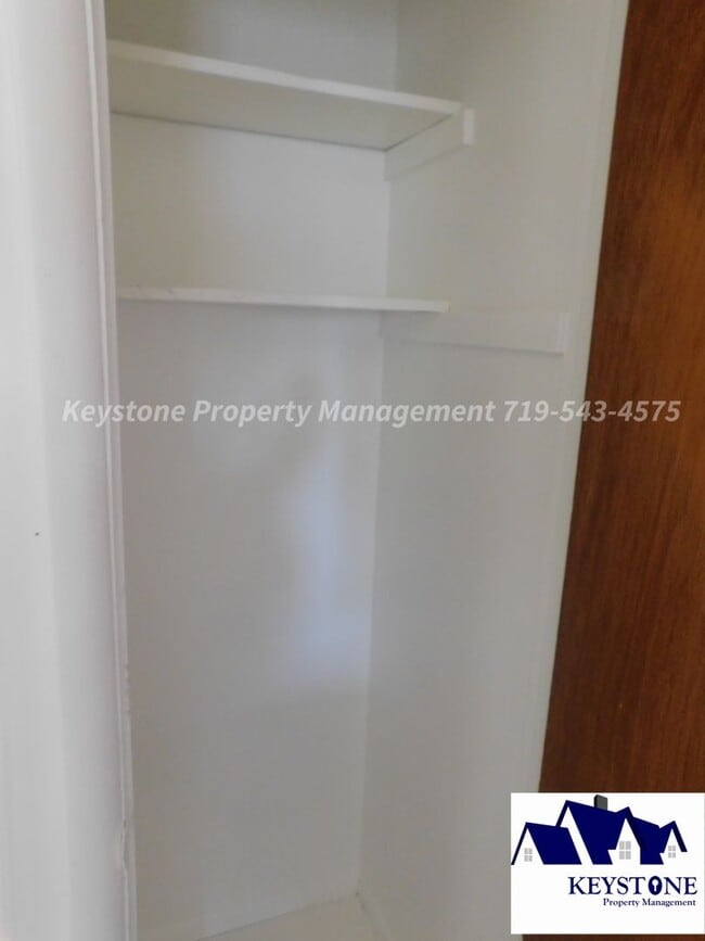 Building Photo - $560 Off Move In Special! 2 Bedroom/1 Bath/ 1 Car Garage House on Corner Lot - $1,125/$1,125