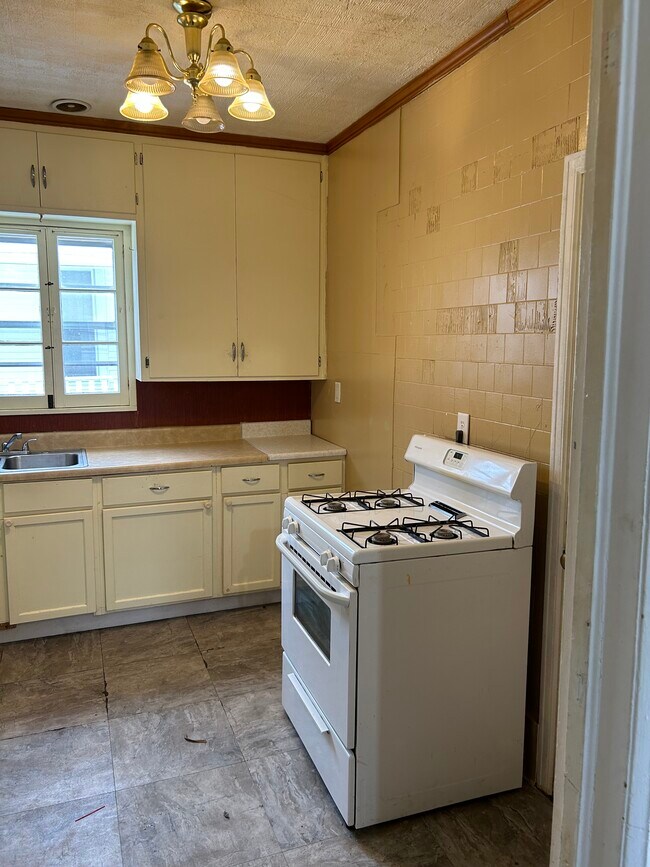 Building Photo - 403 W South Park Ave