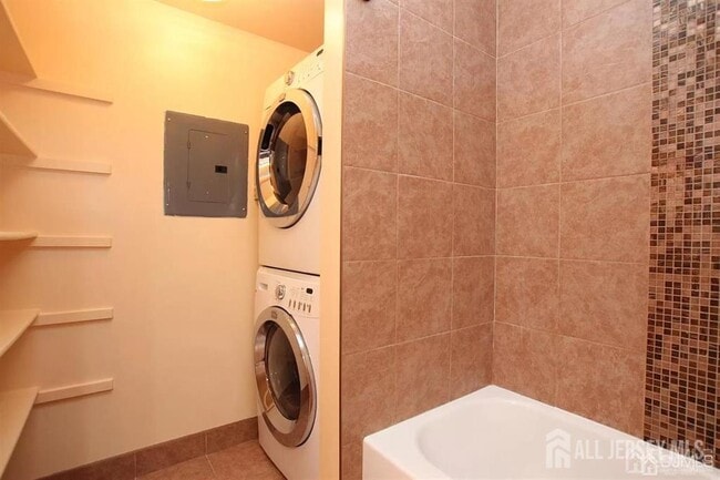 Building Photo - 818 Ravens Crest Dr