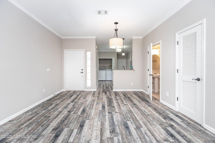 Building Photo - 230 Scrub Jay Dr