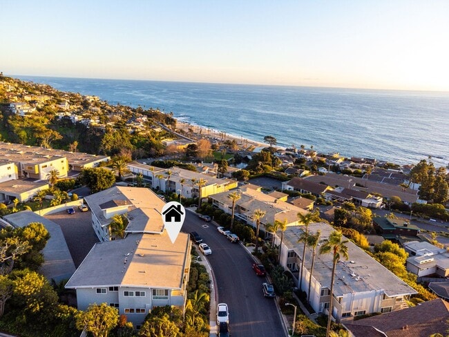 Building Photo - Stunning Ocean Views! 1 Bedroom Condo Avai...