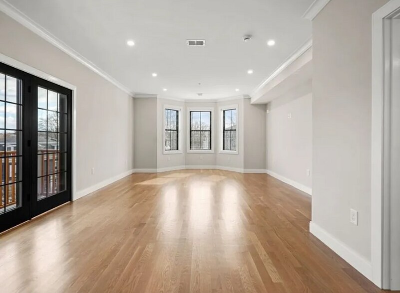 Building Photo - 281 Lamartine St