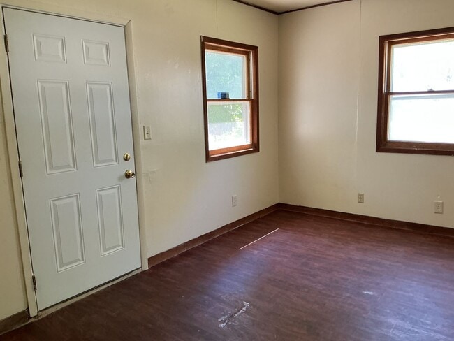 Building Photo - 2 bedroom ranch style single family home
