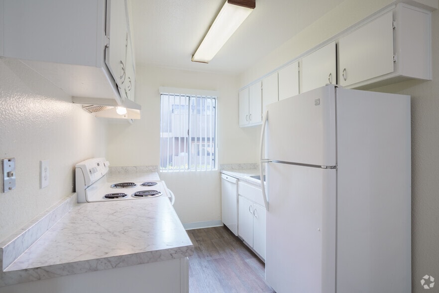 1BR, 1BA - 680SF - Kitchen - Oakwood Village