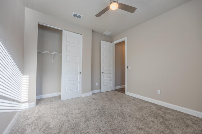 Building Photo - 6616 Cloverdale Ave