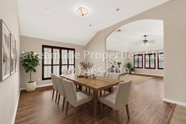 Building Photo - Spacious 4 Bedroom, 2 Bath - Open Layout!